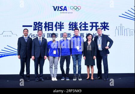 (181012) -- PEKING, 12. Oktober 2018 -- Gäste posieren für Fotos auf einer Pressekonferenz in Peking, Hauptstadt von China, 12. Oktober 2018. Nachdem Visa seinen Sponsoring-Vertrag mit dem Internationalen Olympischen Komitee (IOC) und dem Internationalen Paralympischen Komitee (IPC) bis 2032 verlängert hatte, kündigte Visa eine Verpflichtung an, Athleten und Fans auf der ganzen Welt einen besseren digitalen Zahlungsdienst anzubieten. ) (SP)CHINA-PEKING-VISUM-INTERNATIONALES OLYMPISCHES KOMITEE JIAXYUCHEN PUBLICATIONXNOTXINXCHN Stockfoto