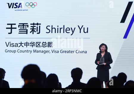 (181012) -- PEKING, 12. Oktober 2018 -- Visa Group Country Manager von Greater China Shirley Yu spricht auf einer Pressekonferenz in Peking, Hauptstadt von China, 12. Oktober 2018. Nachdem Visa seinen Sponsoring-Vertrag mit dem Internationalen Olympischen Komitee (IOC) und dem Internationalen Paralympischen Komitee (IPC) bis 2032 verlängert hatte, kündigte Visa eine Verpflichtung an, Athleten und Fans auf der ganzen Welt einen besseren digitalen Zahlungsdienst anzubieten. ) (SP)CHINA-PEKING-VISUM-INTERNATIONALES OLYMPISCHES KOMITEE JIAXYUCHEN PUBLICATIONXNOTXINXCHN Stockfoto