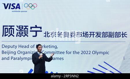 (181012) -- PEKING, 12. Oktober 2018 -- Gu Haoning, stellvertretender Leiter Marketing, Beijing Organisationskomitee für die Olympischen und Paralympischen Winterspiele 2022, spricht auf einer Pressekonferenz in Peking, Hauptstadt Chinas, 12. Oktober 2018. Nachdem Visa seinen Sponsoring-Vertrag mit dem Internationalen Olympischen Komitee (IOC) und dem Internationalen Paralympischen Komitee (IPC) bis 2032 verlängert hatte, kündigte Visa eine Verpflichtung an, Athleten und Fans auf der ganzen Welt einen besseren digitalen Zahlungsdienst anzubieten. ) (SP)CHINA-PEKING-VISUM-INTERNATIONALES OLYMPISCHES KOMITEE JIAXYUCHEN PUBLICATIONXNOTXINXCHN Stockfoto