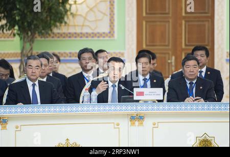 (181012) -- DUSHANBE, 12. Oktober 2018 -- der chinesische Ministerpräsident Li Keqiang (C, Front) nimmt am 12. Oktober 2018 an der 17. Tagung des Rates der Regierungschefs der Shanghai Cooperation Organization (SCO) in Dushanbe, Tadschikistan, Teil. ) (Sxk) TADSCHIKISTAN-DUSHANBE-LI KEQIANG-SCO-TEILNAHME LixTao PUBLICATIONxNOTxINxCHN Stockfoto