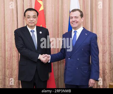 (181012) -- DUSHANBE, 12. Oktober 2018 -- der chinesische Ministerpräsident Li Keqiang (L) trifft sich am 12. Oktober 2018 in Duschanbe, Tadschikistan, mit dem russischen Premierminister Dmitri Medwedew. ) (Sxk) TADSCHIKISTAN-DUSHANBE-LI KEQIANG-RUSSISCHES PM-TREFFEN HuangxJingwen PUBLICATIONxNOTxINxCHN Stockfoto