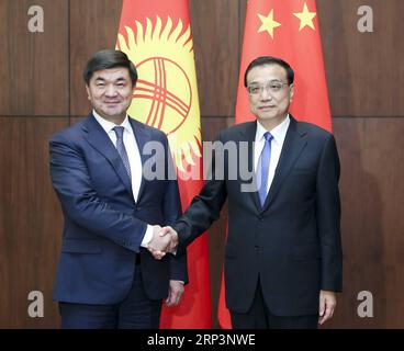 (181012) -- DUSHANBE, 12. Oktober 2018 -- der chinesische Ministerpräsident Li Keqiang (R) trifft sich am 12. Oktober 2018 in Dushanbe, Tadschikistan, mit dem kirgisischen Premierminister Mukhammedkaliy Abylgaziyev. ) (Sxk) TADSCHIKISTAN-DUSHANBE-LI KEQIANG-KIRGISISCH PM-SITZUNG DingxHaitao PUBLICATIONxNOTxINxCHN Stockfoto