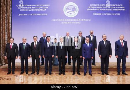 (181012) -- DUSHANBE, 12. Oktober 2018 -- der chinesische Ministerpräsident Li Keqiang (C, Front) nimmt am 12. Oktober 2018 an der 17. Tagung des Rates der Regierungschefs der Shanghai Cooperation Organization (SCO) in Dushanbe, Tadschikistan, Teil. ) (Sxk) TADSCHIKISTAN-DUSHANBE-LI KEQIANG-SCO-ANWESENHEIT DingxHaitao PUBLICATIONxNOTxINxCHN Stockfoto