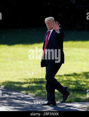 (181012) -- WASHINGTON, 12. Oktober 2018 -- US-Präsident Donald Trump geht am 12. Oktober 2018 auf dem South Lawn in Richtung Marine One im Weißen Haus in Washington D.C. in den Vereinigten Staaten. ) US-WASHINGTON D.C.-PRÄSIDENT TRUMP TingxShen PUBLICATIONxNOTxINxCHN Stockfoto