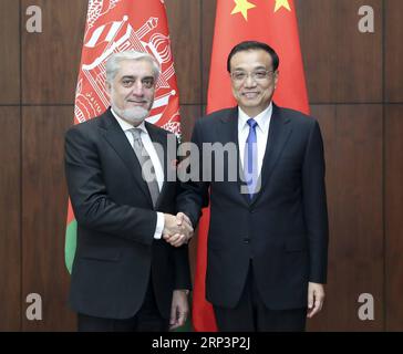 (181012) -- DUSHANBE, 12. Oktober 2018 -- der chinesische Ministerpräsident Li Keqiang (R) trifft sich am 12. Oktober 2018 in Dushanbe, Tadschikistan, mit dem afghanischen Chief Executive Abdullah Abdullah. ) (Sxk) TADSCHIKISTAN-DUSHANBE-LI KEQIANG-AFGHAN CHIEF EXECUTIVE-MEETING DingxHaitao PUBLICATIONxNOTxINxCHN Stockfoto