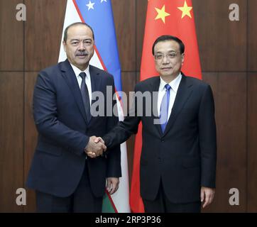 (181012) -- DUSCHANBE, 12. Oktober 2018 -- der chinesische Ministerpräsident Li Keqiang (R) trifft sich am 12. Oktober 2018 in Duschanbe, Tadschikistan, mit dem usbekischen Premierminister Abdulla Aripov. ) (Sxk) TADSCHIKISTAN-DUSHANBE-LI KEQIANG-UZBEK PM-MEETING DingxHaitao PUBLICATIONxNOTxINxCHN Stockfoto