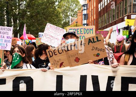 Westminster, London, Großbritannien. September 2023. Marsch für den Lebenskonterprotest. Laut Abtreibungsrechten unterstützen konsistente drei Viertel der Menschen in Großbritannien das Wahlrecht einer Frau. Sie lehnen jegliche Einschränkung der derzeitigen Rechte und des Zugangs von Frauen zu Abtreibungen ab. Dank: Stephen Bell/Alamy Stockfoto