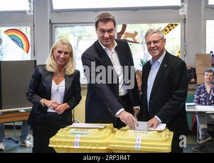 News Bilder des Tages (181014) -- NÜRNBERG, 14. Oktober 2018 -- der deutsche Christlich-Sozialunion-Kandidat und bayerischer Gouverneur Markus Soeder (C) stimmte am 14. Oktober 2018 in einer Wahlstation in Nürnberg für die Kommunalwahl. Der Südstaat Bayern hat am Sonntag mit der Abstimmung begonnen, um den Landtag zu mischen. ) (dtf) DEUTSCHLAND-NÜRNBERG-BAYERN-WAHL ShanxYuqi PUBLICATIONxNOTxINxCHN Stockfoto