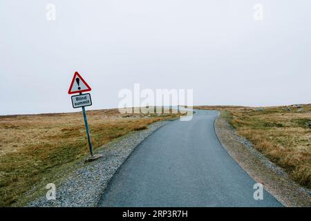 Eine leere Straße auf den Shetland-Inseln. Stockfoto
