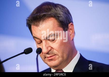 (181014) -- MÜNCHEN (DEUTSCHLAND), 14. Oktober 2018 -- der Kandidat der Deutschen Christlichen Sozialunion und bayerischer Gouverneur Markus Soeder reagiert, als er nach der ersten Prognose am 14. Oktober 2018 im Maximilianeum in München eine Rede hält. Die Christliche Sozialunion (CSU), eine der drei Regierungsparteien in Deutschland, erlitt am Sonntag bei der Landtagswahl in Bayern große Verluste, so die erste Prognose der öffentlich-rechtlichen Rundfunkanstalten ARD und ZDF. ) DEUTSCHLAND-MÜNCHEN-BAYERN LANDESWAHL-CSU-VERLUST SHANXYUQI PUBLICATIONXNOTXINXCHN Stockfoto