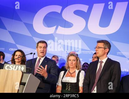 (181014) -- MÜNCHEN (DEUTSCHLAND), 14. Oktober 2018 -- der Kandidat der Deutschen Christlichen Sozialunion und bayerischer Gouverneur Markus Soeder (3. R, Front) hält eine Rede nach der ersten Prognose am 14. Oktober 2018 im Maximilianeum in München. Die Christliche Sozialunion (CSU), eine der drei Regierungsparteien in Deutschland, erlitt am Sonntag bei der Landtagswahl in Bayern große Verluste, so die erste Prognose der öffentlich-rechtlichen Rundfunkanstalten ARD und ZDF. ) DEUTSCHLAND-MÜNCHEN-BAYERN LANDESWAHL-CSU-VERLUST SHANXYUQI PUBLICATIONXNOTXINXCHN Stockfoto