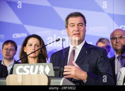 (181014) -- MÜNCHEN (DEUTSCHLAND), 14. Oktober 2018 -- der Kandidat der Deutschen Christlichen Sozialunion und bayerischer Gouverneur Markus Soeder (R, Front) hält eine Rede nach der ersten Prognose am 14. Oktober 2018 im Maximilianeum in München. Die Christliche Sozialunion (CSU), eine der drei Regierungsparteien in Deutschland, erlitt am Sonntag bei der Landtagswahl in Bayern große Verluste, so die erste Prognose der öffentlich-rechtlichen Rundfunkanstalten ARD und ZDF. ) DEUTSCHLAND-MÜNCHEN-BAYERN LANDESWAHL-CSU-VERLUST SHANXYUQI PUBLICATIONXNOTXINXCHN Stockfoto
