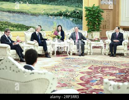 (181015) -- PEKING, 15. Oktober 2018 -- der chinesische Vizepräsident Wang Qishan (2. R) trifft sich mit den Teilnehmern des sechsten Forums der chinesischen und französischen Nachwuchsführer in Peking, Hauptstadt Chinas, 15. Oktober 2018. ) (Hxy) CHINA-BEIJING-WANG QISHAN-FRANCE-MEETING (CN) YanxYan PUBLICATIONxNOTxINxCHN Stockfoto