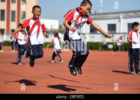 (181015) -- PEKING, 15. Oktober 2018 -- Schüler machen Übungen während der Klassenpause an der Xiaogang Schule im Dorf Xiaogang, Kreis Fengyang, ostchinesische Provinz Anhui, am 27. September 2018. ) (Sxk) Xinhua Schlagzeilen: Armut und Stolz: Das Dorf, das eine Nation erschütterte LiuxJunxi PUBLICATIONxNOTxINxCHN Stockfoto