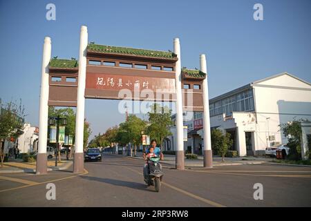 (181015) -- PEKING, 15. Oktober 2018 -- Foto aufgenommen am 26. September 2018 zeigt die Youyi-Straße gesäumt von Gebäuden im Dorf Xiaogang im Fengyang County, ostchinesische Provinz Anhui. ) (Sxk) Xinhua Schlagzeilen: Armut und Stolz: Das Dorf, das eine Nation erschüttert hat CaixYang PUBLICATIONxNOTxINxCHN Stockfoto