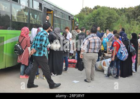 (181015) -- TRIPOLI, 15. Oktober 2018 -- syrische Flüchtlinge steigen in den von der syrischen Regierung bereitgestellten Bus, um sich auf die Rückkehr nach Syrien vorzubereiten, in der libanesischen Nordstadt Tripoli, 15. Oktober 2018. Hunderte syrische Flüchtlinge versammelten sich am Montagmorgen, um aus verschiedenen Gebieten im Libanon, darunter Tripoli, Akkar, Arsal und Nabatieh, in ihre Heimat zurückzukehren. (lrz) LIBANON-TRIPOLI-FLÜCHTLINGE-RÜCKKEHR Khalid PUBLICATIONxNOTxINxCHN Stockfoto