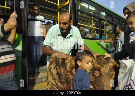 (181015) -- TRIPOLI, 15. Oktober 2018 -- Ein syrischer Flüchtling verbringt seine Habseligkeiten in den Bus und bereitet sich auf die Rückkehr nach Syrien vor, in der libanesischen Stadt Tripoli, 15. Oktober 2018. Hunderte syrische Flüchtlinge versammelten sich am Montagmorgen, um aus verschiedenen Gebieten im Libanon, darunter Tripoli, Akkar, Arsal und Nabatieh, in ihre Heimat zurückzukehren. (lrz) LIBANON-TRIPOLI-FLÜCHTLINGE-RÜCKKEHR Khalid PUBLICATIONxNOTxINxCHN Stockfoto