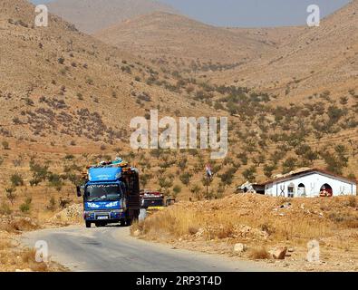 (181015) -- DAMASKUS, 15. Oktober 2018 -- Fahrzeuge, die syrische Flüchtlinge aus dem Libanon transportieren, werden am 15. Oktober 2018 an der Zamrani-Kreuzung auf dem Land von Damaskus in Syrien gesehen. Rund 835 syrische Flüchtlinge kehrten am Montag aus verschiedenen Gebieten im Libanon, darunter Tripoli und Nabatieh, in ihre Heimat zurück. (hy) SYRIEN-DAMASKUS-FLÜCHTLINGE-RÜCKKEHR AmmarxSafarjalani PUBLICATIONxNOTxINxCHN Stockfoto