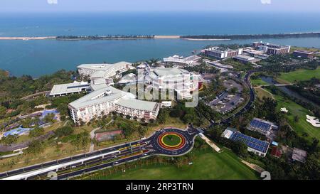 (181016) -- PEKING, 16. Oktober 2018 -- Luftaufnahme aufgenommen am 22. März 2018 zeigt das Boao Forum for Asia International Conference Center in Boao Stadt Qionghai, Südchinesische Provinz Hainan. ) (lmm) Xinhua-Schlagzeilen: Hainan FTZ soll neue Wege in Chinas Öffnung GuoxCheng PUBLICATIONxNOTxINxCHN beschreiten Stockfoto