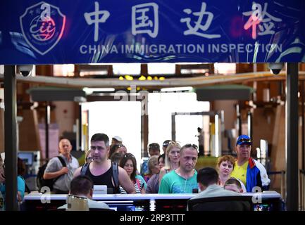 (181016) -- PEKING, 16. Oktober 2018 -- russische Touristen durchlaufen Einwanderungsverfahren am Sanya Phoenix International Airport in Sanya, Südchinesische Provinz Hainan, 1. Juni 2018. ) (lmm) Xinhua-Schlagzeilen: Hainan FTZ soll neue Wege in Chinas Öffnung GuoxCheng PUBLICATIONxNOTxINxCHN beschreiten Stockfoto