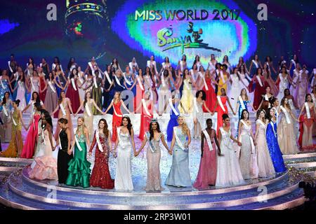 (181016) -- PEKING, 16. Oktober 2018 -- Teilnehmer nehmen am Finale der Miss World 2017 Teil, einem internationalen Schönheitswettbewerb, in Sanya, Südchinas Provinz Hainan, 18. November 2017. ) (lmm) Xinhua-Schlagzeilen: Hainan FTZ soll neue Wege in Chinas Öffnung GuoxCheng PUBLICATIONxNOTxINxCHN beschreiten Stockfoto