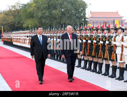 (181016) -- PEKING, 16. Oktober 2018 -- der chinesische Präsident Xi Jinping (L) hält eine Begrüßungszeremonie für den norwegischen König Harald V. ab, bevor seine Gespräche in Peking, der Hauptstadt Chinas, am 16. Oktober 2018 stattfinden. ) (ly) CHINA-PEKING-XI JINPING-NORWEGEN KING-TALKS (CN) LiuxWeibing PUBLICATIONxNOTxINxCHN Stockfoto