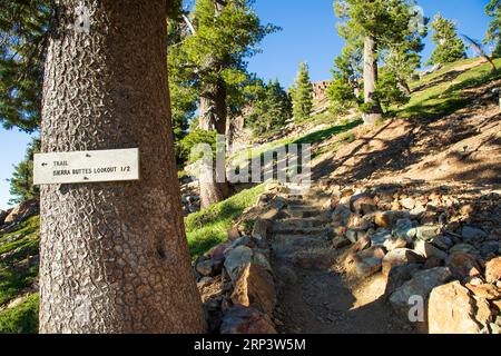 Melden Sie sich auf dem Weg zum Sierra Buttes Fire Lookout in Sierra County, Kalifornien, USA, an und weisen Sie Wanderer darauf hin, dass der Aussichtspunkt noch 1/2 km entfernt ist. Stockfoto