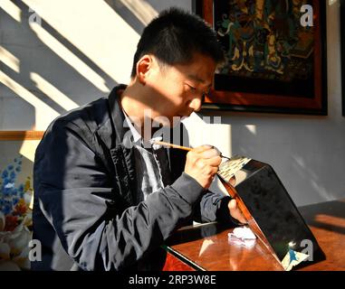 (181017) -- PINGYAO, 17. Oktober 2018 (Xinhua) -- Ein Lackierhandwerker stellt am 16. Oktober 2018 in einer Werkstatt in Pingyao, der nordchinesischen Provinz Shanxi, eine Lackbox her. Lacquerwares sind Objekte, die dekorativ mit Lack bedeckt sind. Die lackierten Lacke in Pingyao bestehen aus natürlichem Lack und werden mit einer speziellen Handtechnik lackiert. Nach mehreren Handwerksschritten werden sie mit verschiedenen bunten Mustern verziert und mit Ornamenten versehen. Die Oberfläche der fertigen Lacke ist glatt und glänzend. Mit einer Geschichte von über 1.000 Jahren, wurde das Pingyao Lackgeschirr als A gelistet Stockfoto