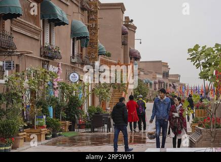 (181017) -- KASHGAR, 17. Oktober 2018 (Xinhua) -- Menschen gehen auf einer Einkaufsstraße in Kashgar City, Nordwestchinas Autonome Region Xinjiang Uygur, 16. Oktober 2018. Die antike Oasenstadt Kashgar, im westlichsten Teil Chinas nahe der Grenze zu Kirgisistan, Tadschikistan, Afghanistan und Pakistan, war ein wichtiger Etablissement an der ursprünglichen Seidenstraße und wurde als geschäftiges Zentrum der Wirtschaft und verschiedener Kulturen wiederbelebt. (Xinhua/Hu Huhu) (sxk) CHINA-XINJIANG-KASHGAR-DAILY LIFE (CN) PUBLICATIONxNOTxINxCHN Stockfoto