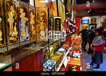 (181017) -- PINGYAO, 17. Oktober 2018 (Xinhua) -- Touristen wählen am 16. Oktober 2018 in einem Geschäft in Pingyao, der nordchinesischen Provinz Shanxi, Lacke aus. Lacquerwares sind Objekte, die dekorativ mit Lack bedeckt sind. Die lackierten Lacke in Pingyao bestehen aus natürlichem Lack und werden mit einer speziellen Handtechnik lackiert. Nach mehreren Handwerksschritten werden sie mit verschiedenen bunten Mustern verziert und mit Ornamenten versehen. Die Oberfläche der fertigen Lacke ist glatt und glänzend. Mit einer Geschichte von über 1.000 Jahren, wurde das Pingyao Lackgeschirr als eine der natio gelistet Stockfoto