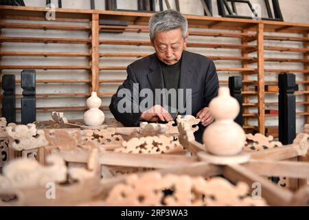 (181017) -- PINGYAO, 17. Oktober 2018 (Xinhua) -- der Handwerker Geng Baoguo poliert die Details von Lacken in seiner Werkstatt in Pingyao, nordchinesische Provinz Shanxi, am 16. Oktober 2018. Lacquerwares sind Objekte, die dekorativ mit Lack bedeckt sind. Die lackierten Lacke in Pingyao bestehen aus natürlichem Lack und werden mit einer speziellen Handtechnik lackiert. Nach mehreren Handwerksschritten werden sie mit verschiedenen bunten Mustern verziert und mit Ornamenten versehen. Die Oberfläche der fertigen Lacke ist glatt und glänzend. Der Pingyao-Lack hat eine über 1.000-jährige Geschichte Stockfoto