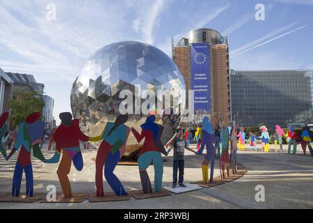 (181017) -- BRÜSSEL, 17. Oktober 2018 -- Ein Junge posiert für Fotos mit einer neu angesiedelten Kunstinstallation namens Enlightened Universe anlässlich des Tages der Vereinten Nationen, der am 24. Oktober 2018 vor dem EU-Hauptquartier in Brüssel, Belgien, am 16. Oktober 1998 stattfindet. ) (lyn) BELGIEN-BRÜSSEL-UN-TAG YexPingfan PUBLICATIONxNOTxINxCHN Stockfoto