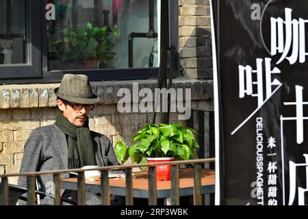 (181017) -- PINGYAO, 17. Oktober 2018 (Xinhua) -- Ein Tourist sitzt in einem Kaffeehaus in der alten ummauerten Stadt Pingyao in Jinzhong, nordchinesische Provinz Shanxi, am 15. Oktober 2018. Die antike ummauerte Stadt Pingyao wurde im 14. Jahrhundert erbaut und 1997 als außergewöhnlich gut erhaltenes Beispiel einer traditionellen Han-chinesischen Stadt zum UNESCO-Weltkulturerbe ernannt. Im 19. Jahrhundert wuchs die Stadt als Chinas Finanzzentrum, als Shanxi-Händler ihre Geschäfte im ganzen Land ausbauten. Nun, die gut erhaltenen Verbindungen dieser wohlhabenden Kaufleute und einige aufstrebende moderne Elemente Stockfoto