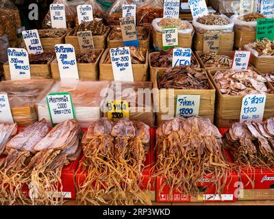 Auf einem Straßenmarkt in Bangkok, Thailand, wird eine große Auswahl an getrockneten Meeresfrüchten angeboten. Stockfoto