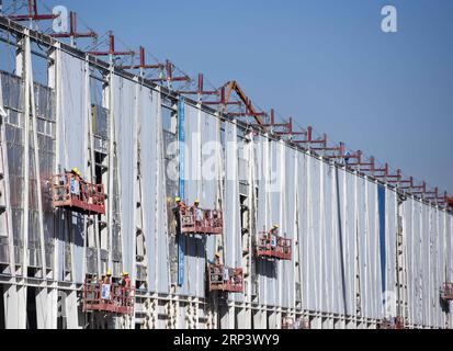 (181017) -- PEKING, 17. Oktober 2018 -- Bauarbeiten auf der Baustelle des Xiong an New Area Citizen Service Center im Rongcheng County, nordchinesische Provinz Hebei, 12. Februar 2018. ) Xinhua-Schlagzeilen: Ein Jahr später geht China unter Xi ShenxHong PUBLICATIONxNOTxINxCHN in eine neue Ära Stockfoto