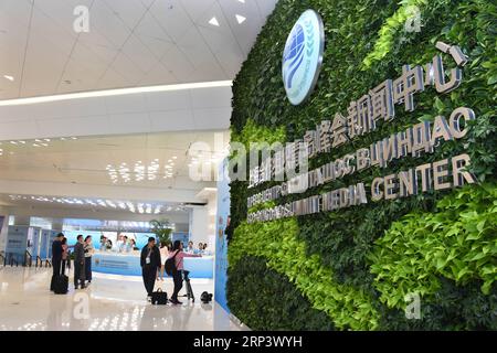 (181017) -- PEKING, 17. Oktober 2018 -- Journalisten bereiten sich auf das Medienzentrum des Qingdao-Gipfels der Shanghai Cooperation Organization (SCO) in Qingdao vor, Provinz Shandong in Ostchina, 6. Juni 2018. ) Xinhua-Schlagzeilen: Ein Jahr später geht China unter Xi LixZiheng PUBLICATIONxNOTxINxCHN in eine neue Ära Stockfoto