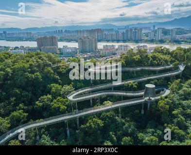 (181017) -- PEKING, 17. Oktober 2018 -- Foto aufgenommen am 22. November 2017 zeigt einen Teil des Fudao Skywalk in Fuzhou, der Hauptstadt der südöstlichen chinesischen Provinz Fujian.) Xinhua-Schlagzeilen: Ein Jahr später geht China unter Xi SongxWeiwei PUBLICATIONxNOTxINxCHN in eine neue Ära Stockfoto