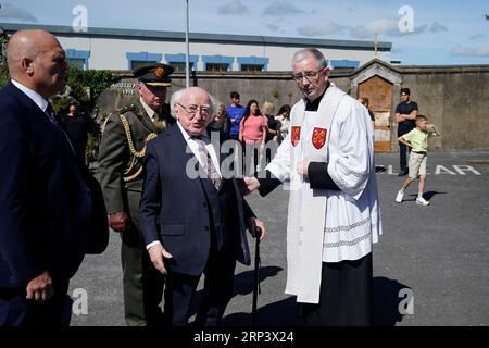 Präsident Michael D Higgins kommt zu den Beerdigungen in der St. John the Baptist Church in Cashel, Co. Tipperary, für Thomas Reilly, 45, seine Frau Bridget Reilly, 46, und ihren dreijährigen Enkel Tom Reilly, der am 29. August bei einem Unfall mit einem Fahrzeug in Cashel ums Leben kam. Bilddatum: Sonntag, 3. September 2023. Stockfoto