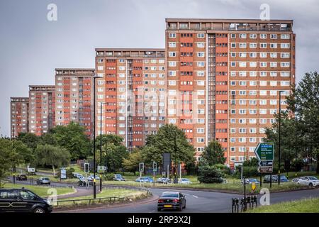 Eine Reihe von fünf Council Tower Blocks entlang der New John Street in Birmingham, die Teil des St George's Estate sind. Britisches Wohnungswesen 2023 Stockfoto