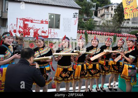 (181018) -- TONGLU, 18. Oktober 2018 (Xinhua) -- Anwohner in traditionellen Kostümen stoßen auf einen Touristen an, der am Longfeng Ethnic Village in Eshan Township der She Ethnic Group of Tonglu County, ostchinesische Provinz Zhejiang, 17. Oktober 2018 teilnimmt. Insgesamt 100 Tische mit Köstlichkeiten wurden auf dem Bankett an langen Tischen entlang einer Straße im Dorf präsentiert, die sowohl Anwohner als auch Touristen anlockt, um das Essen der ethnischen Gruppe She zu genießen. (Xinhua/Huang Zongzhi)(sxk) CHINA-ZHEJIANG-TONGLU-LONG-TABLE BANKETT (CN) PUBLICATIONxNOTxINxCHN Stockfoto