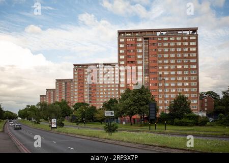 Fünf Hochhäuser im St Georges Estate in Birmingham, an der New John Street in der Nähe des Stadtzentrums gelegen. England, 2023. Stockfoto