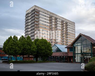 Wohnhochhaus, Inkerman House oberhalb des Newtown Shopping Centre, Birmingham, fertiggestellt 1968. Für Renovierungsarbeiten vorgesehen. Stockfoto
