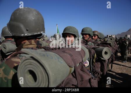 (181018) -- KABUL, 18. Oktober 2018 -- afghanische Armee nimmt am 17. Oktober 2018 an einer Militärübung im Kabul Military Training Center (KMTC) in Kabul, der Hauptstadt Afghanistans, Teil. Als sich der Termin für die bevorstehenden afghanischen Parlamentswahlen näherte, kündigte das afghanische Innenministerium die Entsendung von 50 000 Mann starken Truppen an, um die Sicherheit des Wahlprozesses zu gewährleisten. ) (Qxy) AFGHANISTAN-KABUL-MILITÄRÜBUNG RahmatxAlizadah PUBLICATIONxNOTxINxCHN Stockfoto