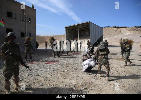 (181018) -- KABUL, 18. Oktober 2018 -- afghanische Armee nimmt am 17. Oktober 2018 an einer Militärübung im Kabul Military Training Center (KMTC) in Kabul, der Hauptstadt Afghanistans, Teil. Als sich der Termin für die bevorstehenden afghanischen Parlamentswahlen näherte, kündigte das afghanische Innenministerium die Entsendung von 50 000 Mann starken Truppen an, um die Sicherheit des Wahlprozesses zu gewährleisten. ) (Qxy) AFGHANISTAN-KABUL-MILITÄRÜBUNG RahmatxAlizadah PUBLICATIONxNOTxINxCHN Stockfoto