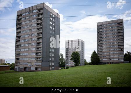 Drei verlassene, graue Turmblöcke in Druids Heath, Birmingham, stehen leer und warten auf den Abriss. England, Großbritannien, 2023. Stockfoto