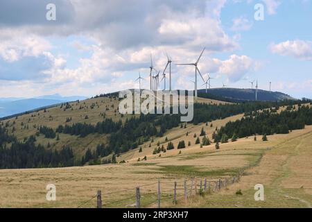 Windturbinen auf den österreichischen Bergen, Spital am Semmering Stockfoto