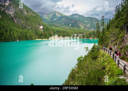 Dolomiten, Italien - 4. August 2023: Pragser Wildsee und historisches Hotel Pragser Wildsee in den Prags Dolomiten in Südtirol, Italien Stockfoto