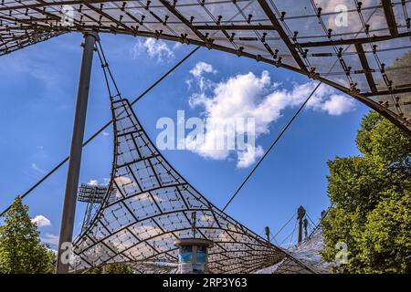 BAYERN : OLYMPIAPARK MÜNCHEN - ZEITLOSE ARCHITEKTUR Stockfoto