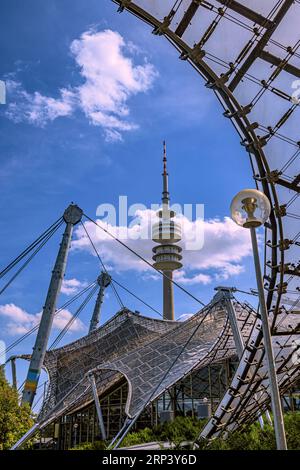 BAYERN : OLYMPIAPARK MÜNCHEN - ZEITLOSE ARCHITEKTUR Stockfoto