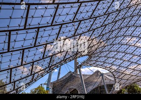BAYERN : OLYMPIAPARK MÜNCHEN - ZEITLOSE ARCHITEKTUR Stockfoto